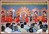 Shishu mandal performs a dance before Swamishri: ‘Hu to dodi dodi jau…’