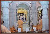 Swamishri engrossed in darshan of Ghanshyam Maharaj