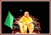 Swamishri raises the green flag for the train journey