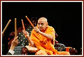 Swamishri plays raas during the programme