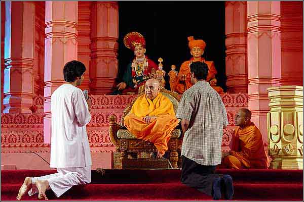 Swamishri Does Not Care of Worldly Pleasures! 