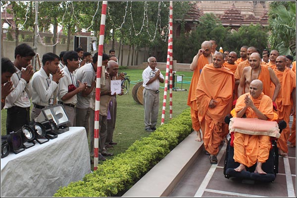 Swamishri Remembering Devotees