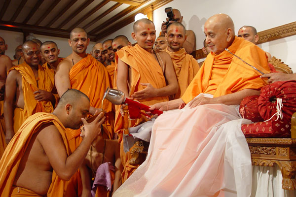 Swamishri served the prasad of dudhpak 